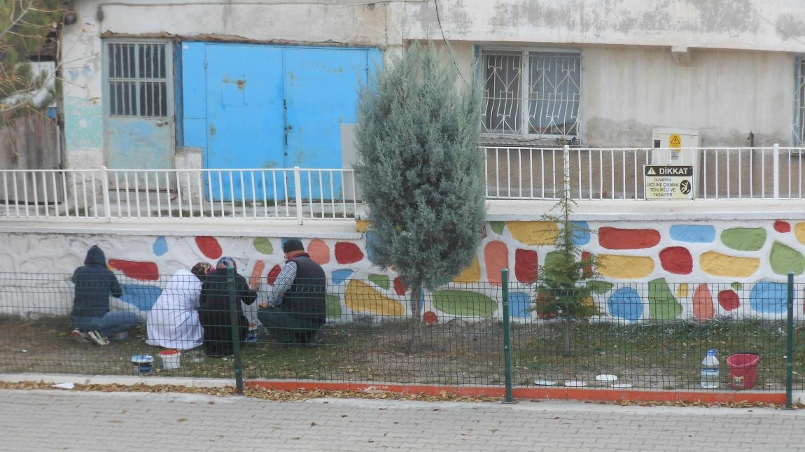 Okul Bahçe Duvarları Boyandı.